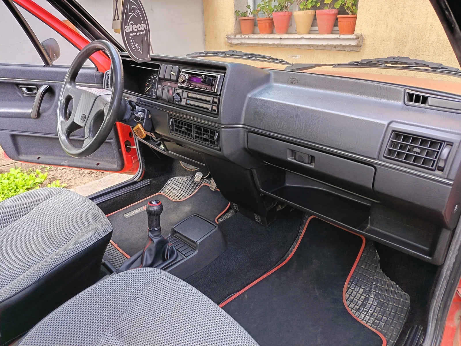 VW Jetta 1.8 карбуратор, снимка 10 - Автомобили и джипове - 54576333