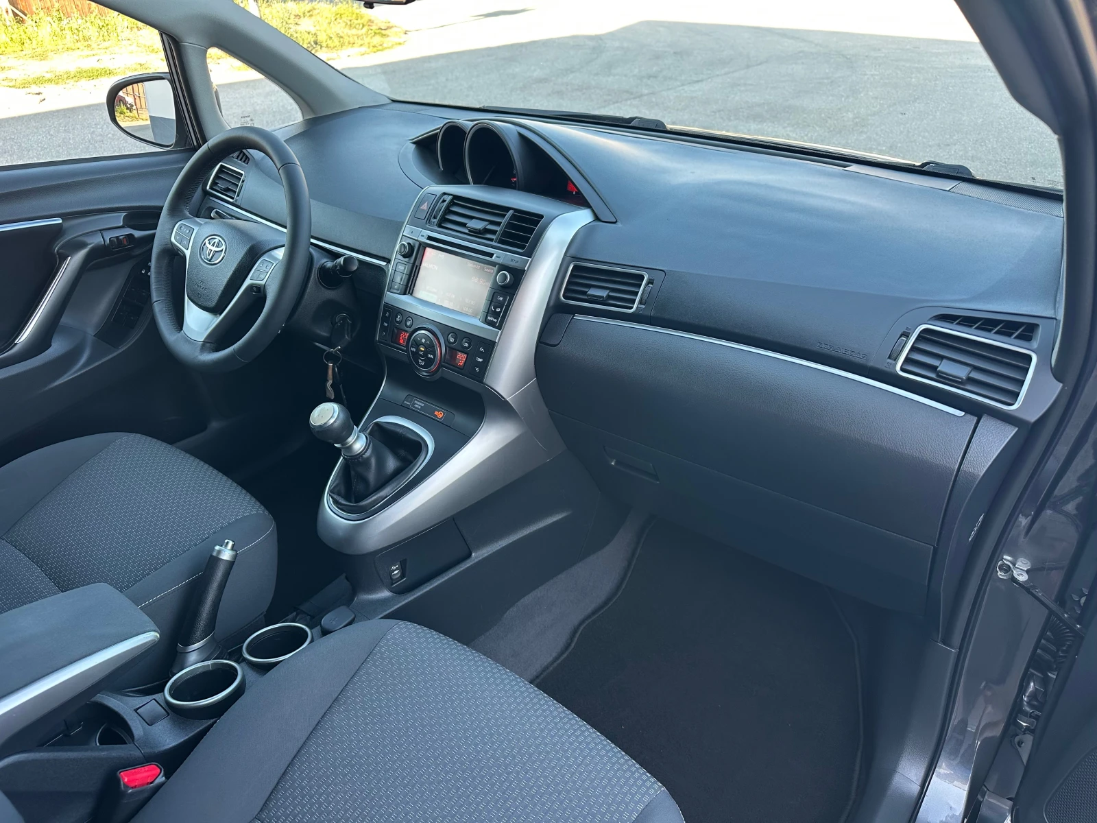 Toyota Verso 2.0D4D Executive* 7места* Италия* , снимка 13 - Автомобили и джипове - 55493962