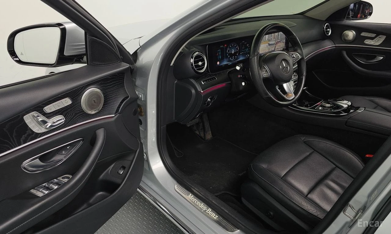 Mercedes-Benz E 300 ДИГИТАЛНО* ТАБЛО* BURMESTER* ОБДУХВАНЕ* ХЕДЪП* , снимка 6 - Автомобили и джипове - 55926886