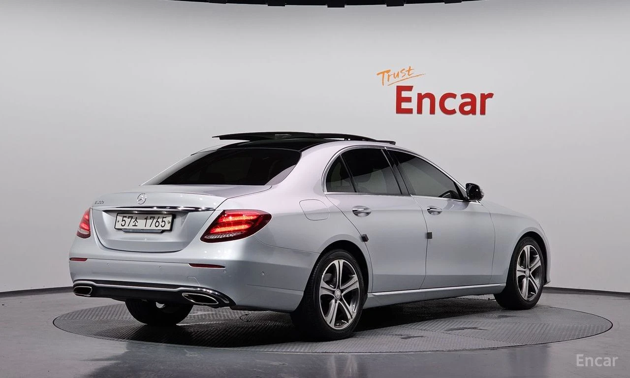 Mercedes-Benz E 300 ДИГИТАЛНО* ТАБЛО* BURMESTER* ОБДУХВАНЕ* ХЕДЪП* , снимка 2 - Автомобили и джипове - 55926886