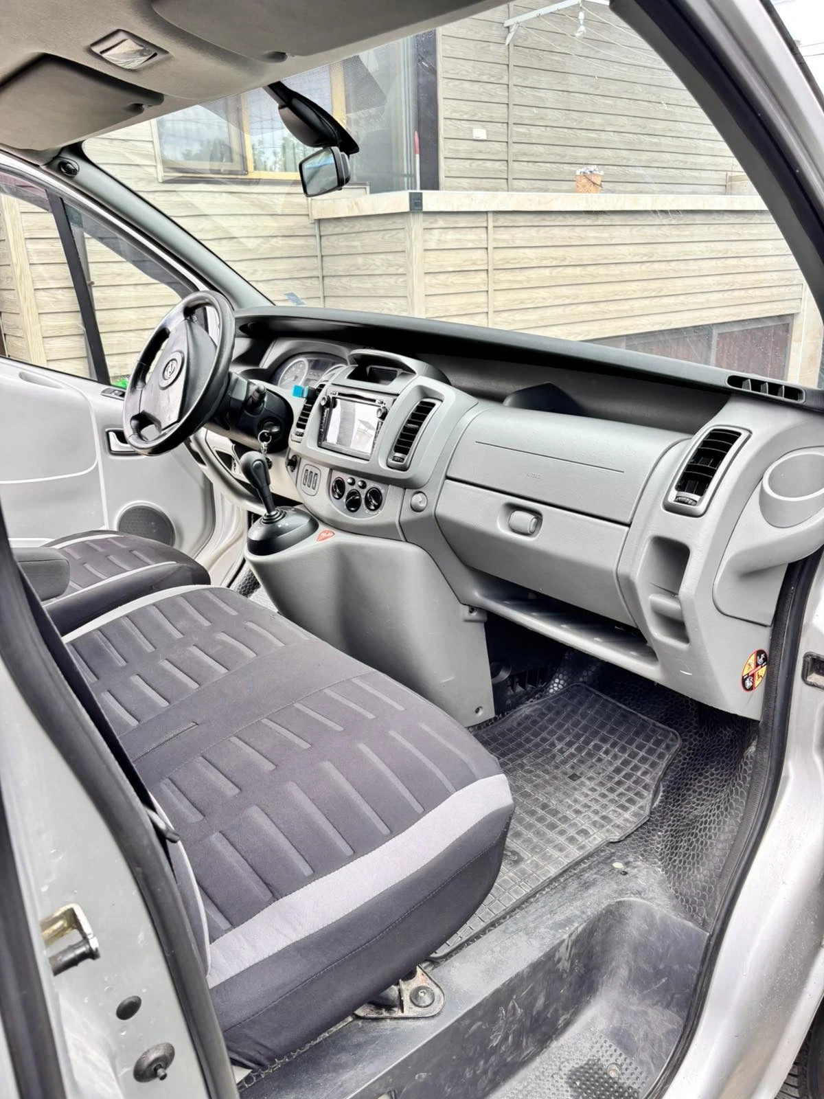 Opel Vivaro 2.5, снимка 12 - Бусове и автобуси - 56103188
