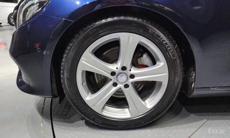 Mercedes-Benz E 200, снимка 5 - Автомобили и джипове - 53173320