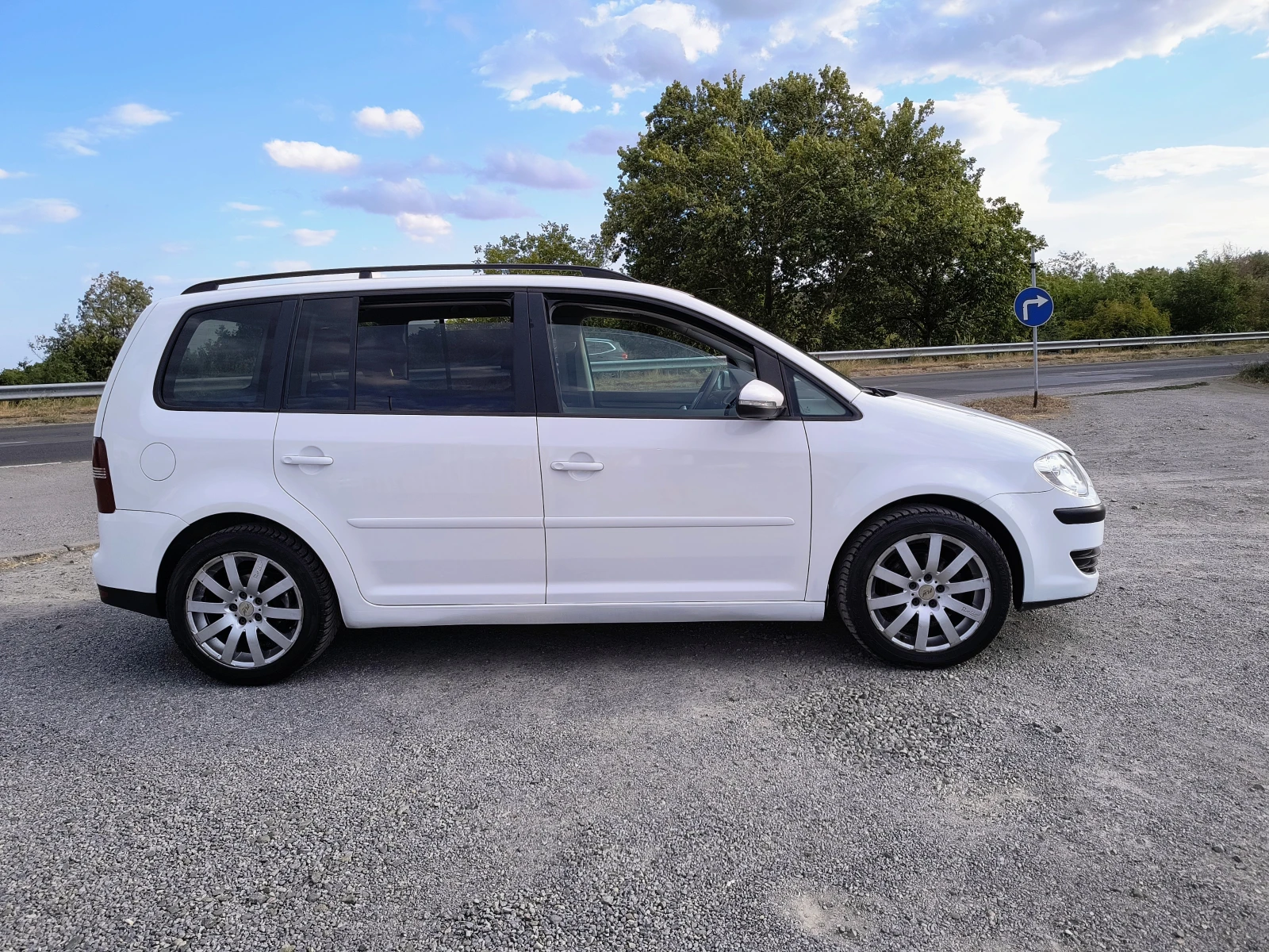 VW Touran 1.6-102 КС FACELIFT 5 места - изображение 4