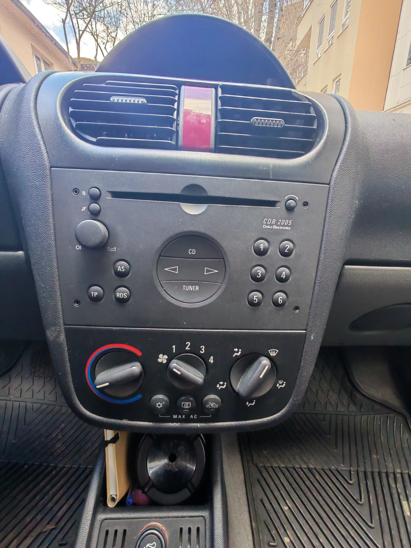 Opel Corsa 1.2i Автоматик, снимка 8 - Автомобили и джипове - 54243741