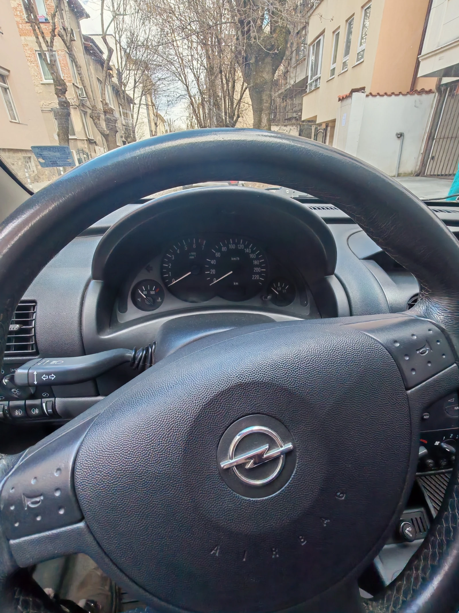 Opel Corsa 1.2i Автоматик, снимка 7 - Автомобили и джипове - 54243741