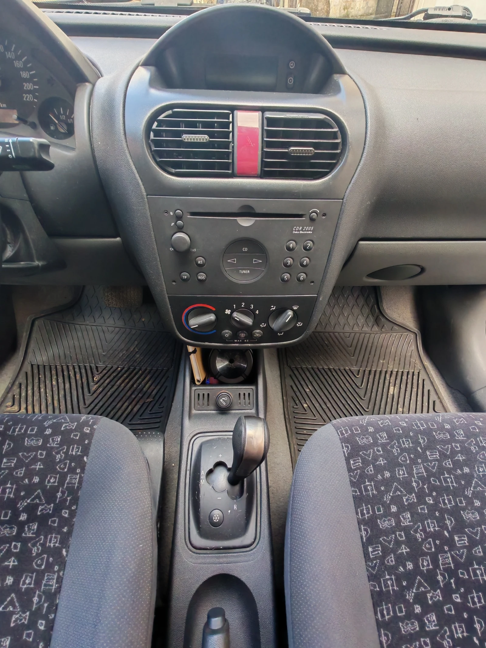 Opel Corsa 1.2i Автоматик, снимка 6 - Автомобили и джипове - 54243741