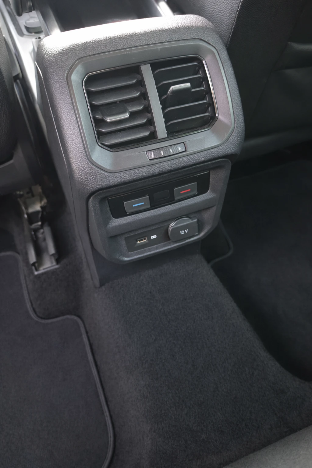 VW Tiguan 2.0TDI 4MOTION 190hp DSG, снимка 13 - Автомобили и джипове - 53939761