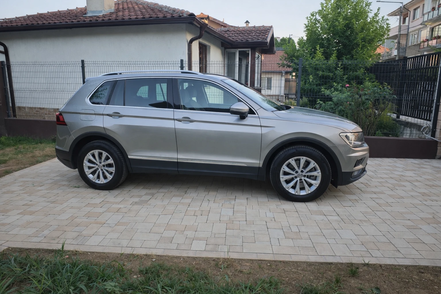 VW Tiguan 2.0TDI 4MOTION 190hp DSG, снимка 2 - Автомобили и джипове - 53939761