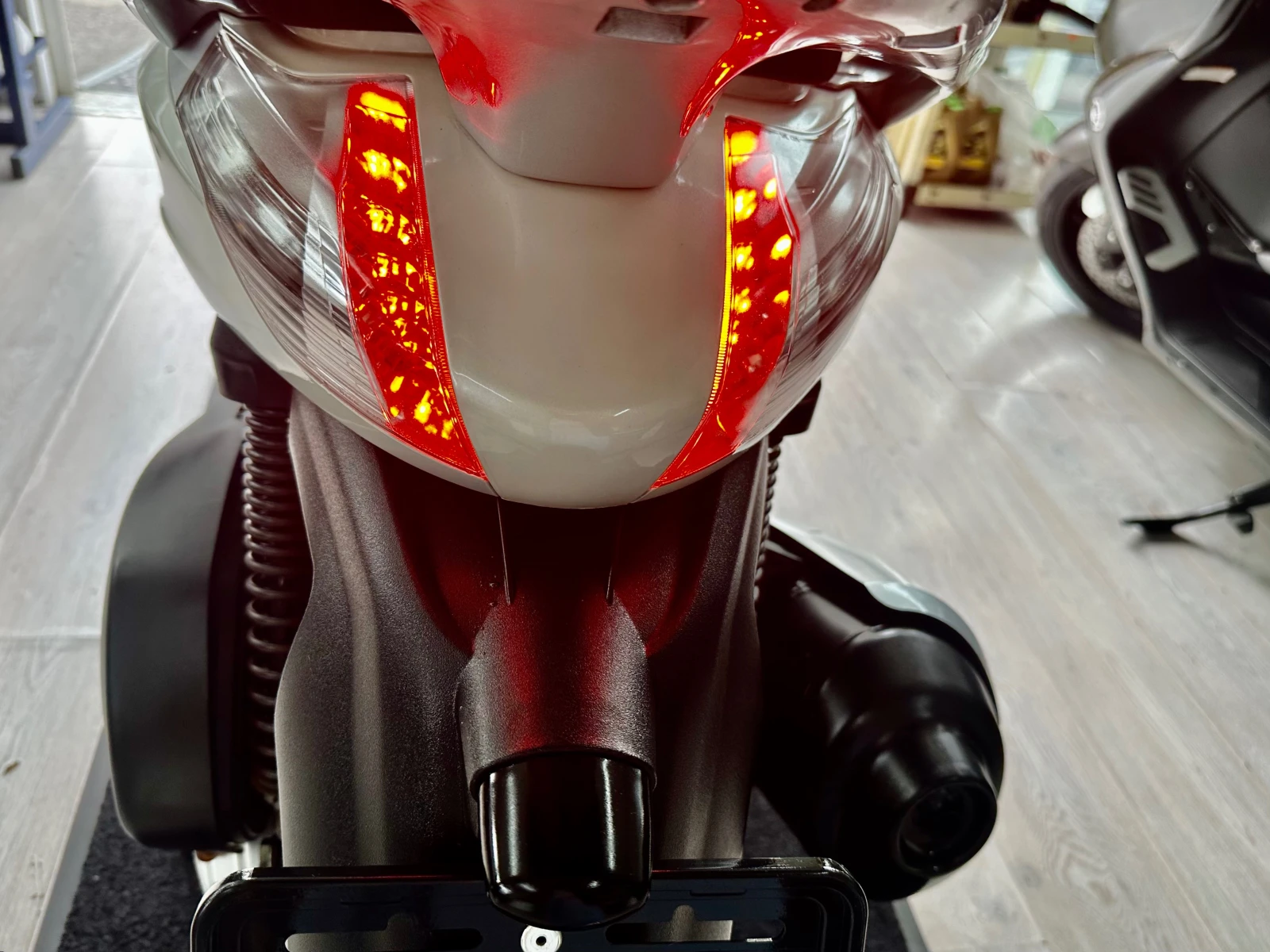 Piaggio Beverly 300i LED 02.2013г. - изображение 4