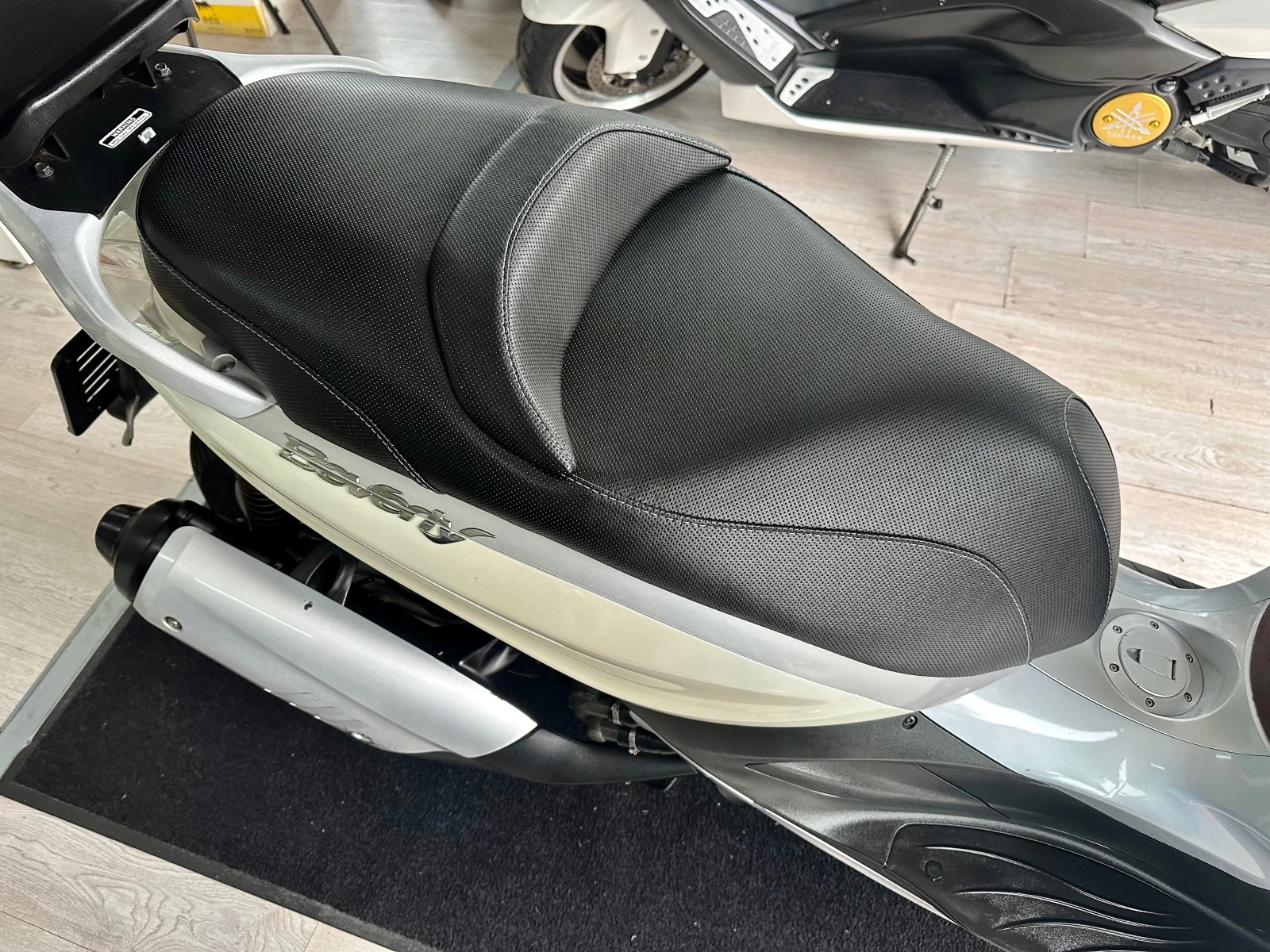 Piaggio Beverly 300i LED 02.2013г. - изображение 3