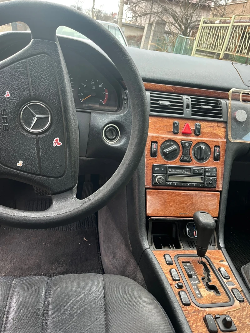 Mercedes-Benz E 220, снимка 6 - Автомобили и джипове - 48631004