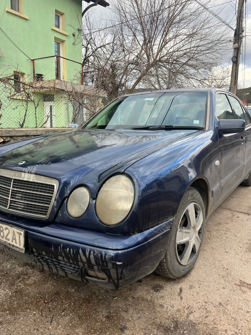 Mercedes-Benz E 220, снимка 1 - Автомобили и джипове - 48631004