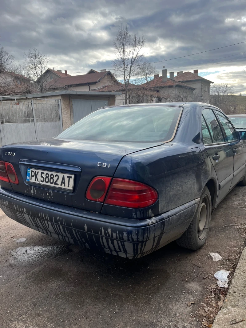 Mercedes-Benz E 220, снимка 4 - Автомобили и джипове - 48631004