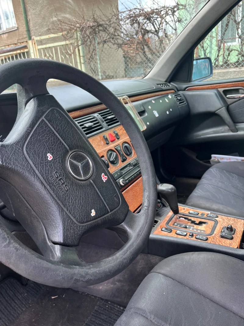 Mercedes-Benz E 220, снимка 5 - Автомобили и джипове - 48631004