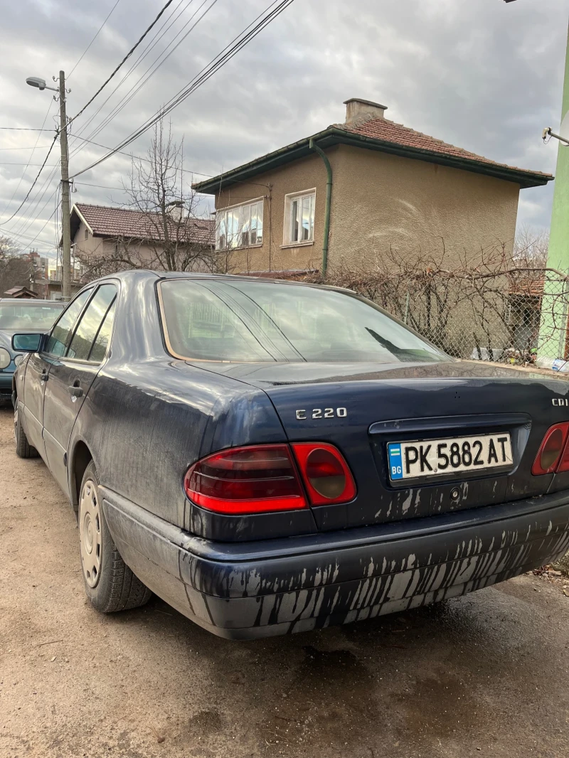 Mercedes-Benz E 220, снимка 3 - Автомобили и джипове - 48631004