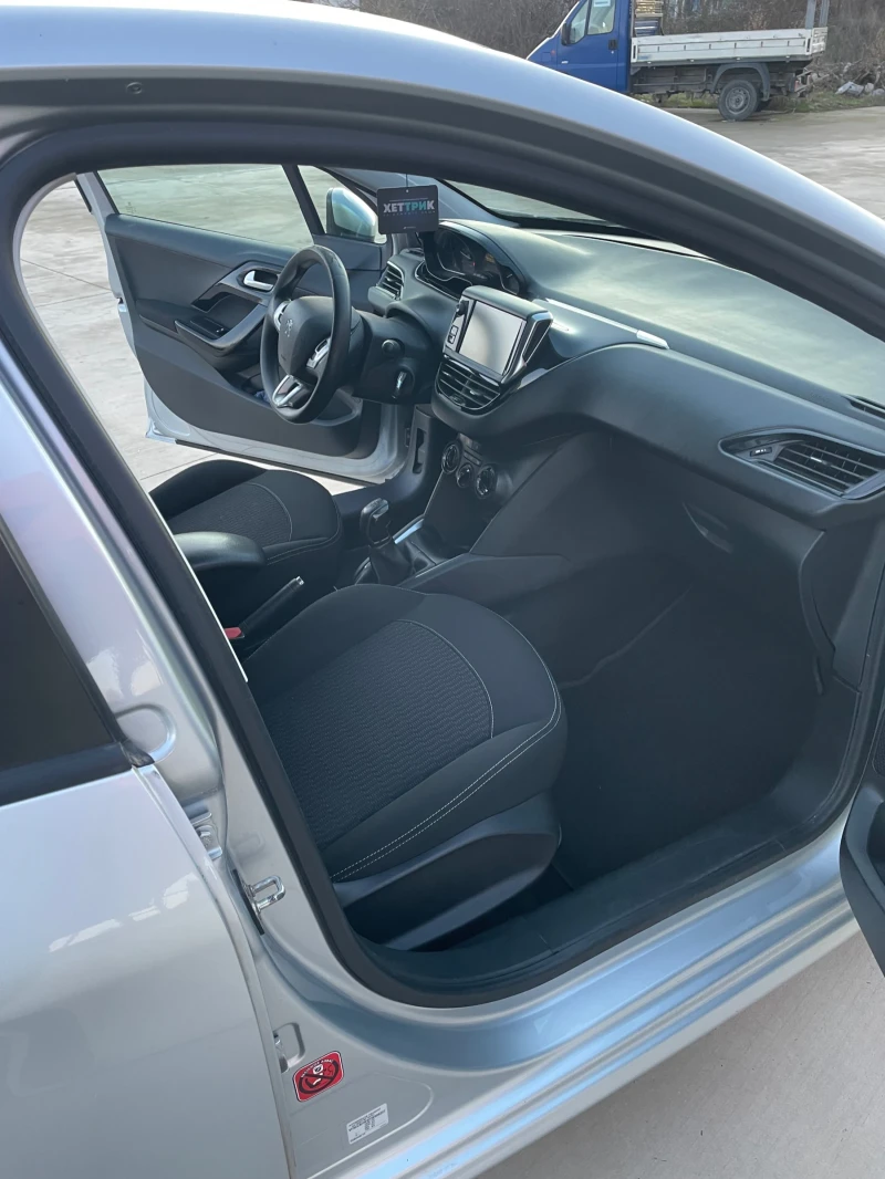 Peugeot 208 1.6 HDI NAVI KLIMA, снимка 11 - Автомобили и джипове - 53078888
