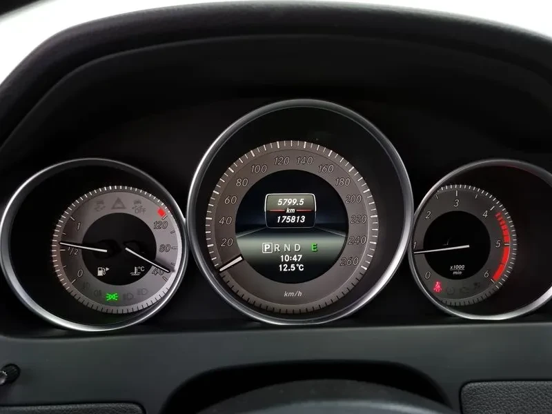 Mercedes-Benz C 220, снимка 8 - Автомобили и джипове - 52845420