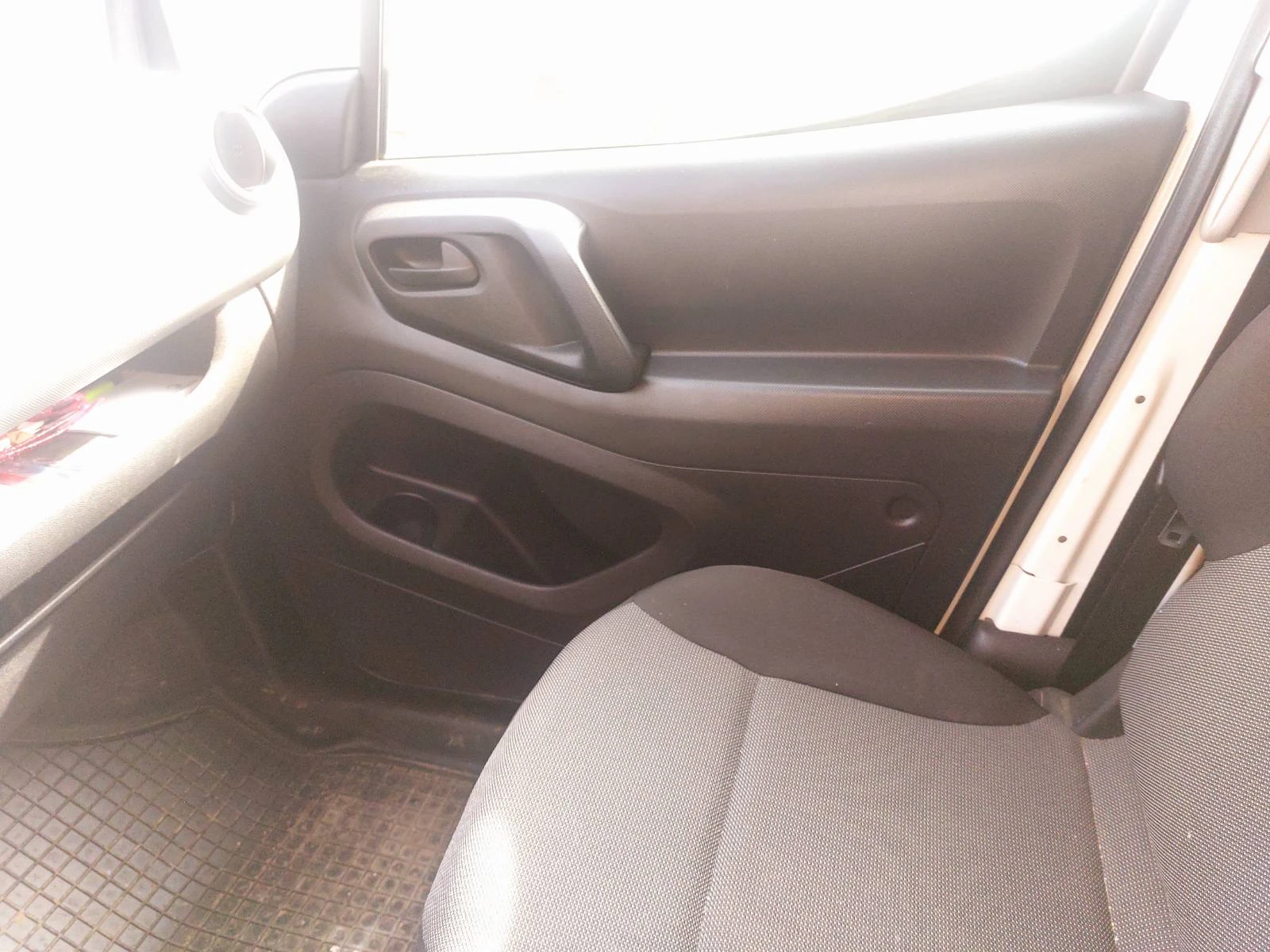 Peugeot Partner 1.6 HDI, снимка 9 - Автомобили и джипове - 53720110