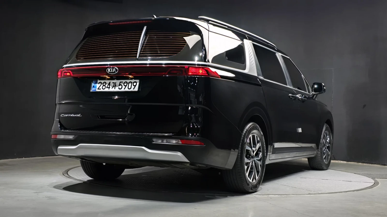 Kia Carnival 9-Seater Prestige, снимка 4 - Автомобили и джипове - 54649645