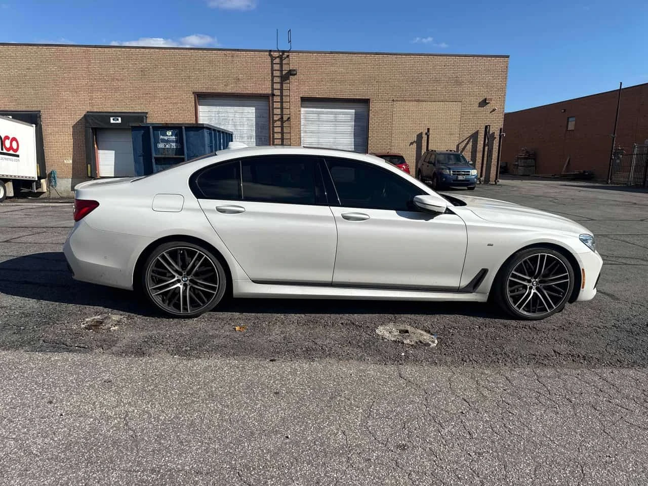 BMW 750 xDrive / 360 / DIS / HUD / Harman Kardon , снимка 3 - Автомобили и джипове - 55590971