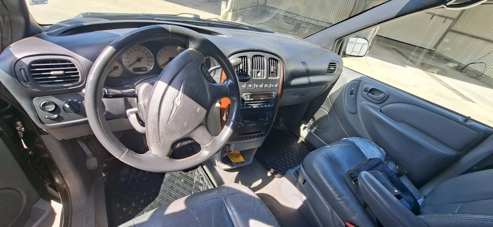 Chrysler Voyager 2.6, снимка 4 - Автомобили и джипове - 56299787