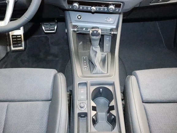 Audi Q3 40 TDI Quattro S-line = NEW = Гаранция - изображение 7