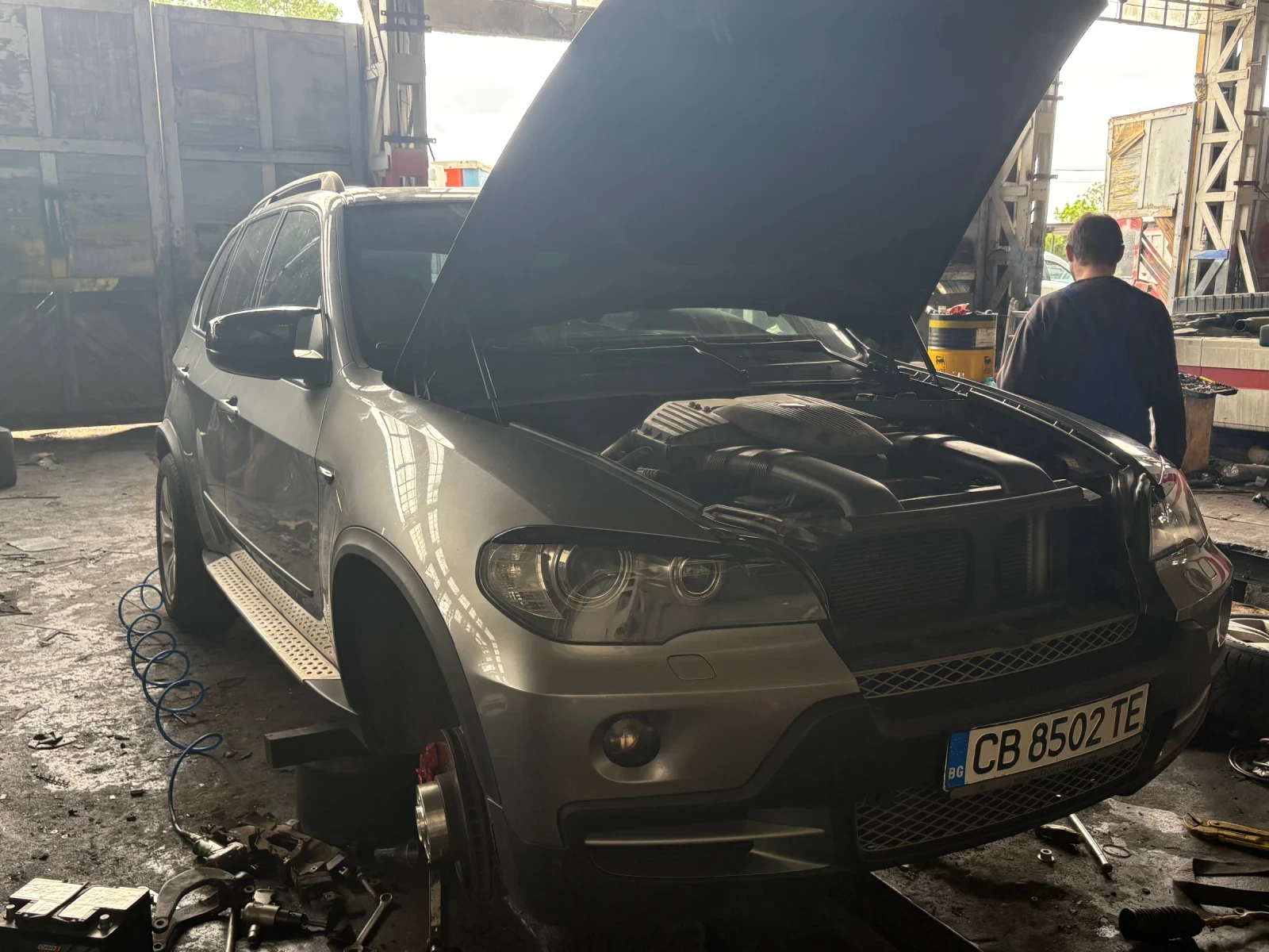 BMW X5 4.8 - изображение 8