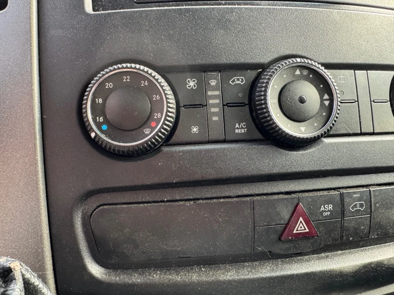 VW Crafter 2.0TDI* Падащ борд* Климатик, снимка 8 - Бусове и автобуси - 51675719