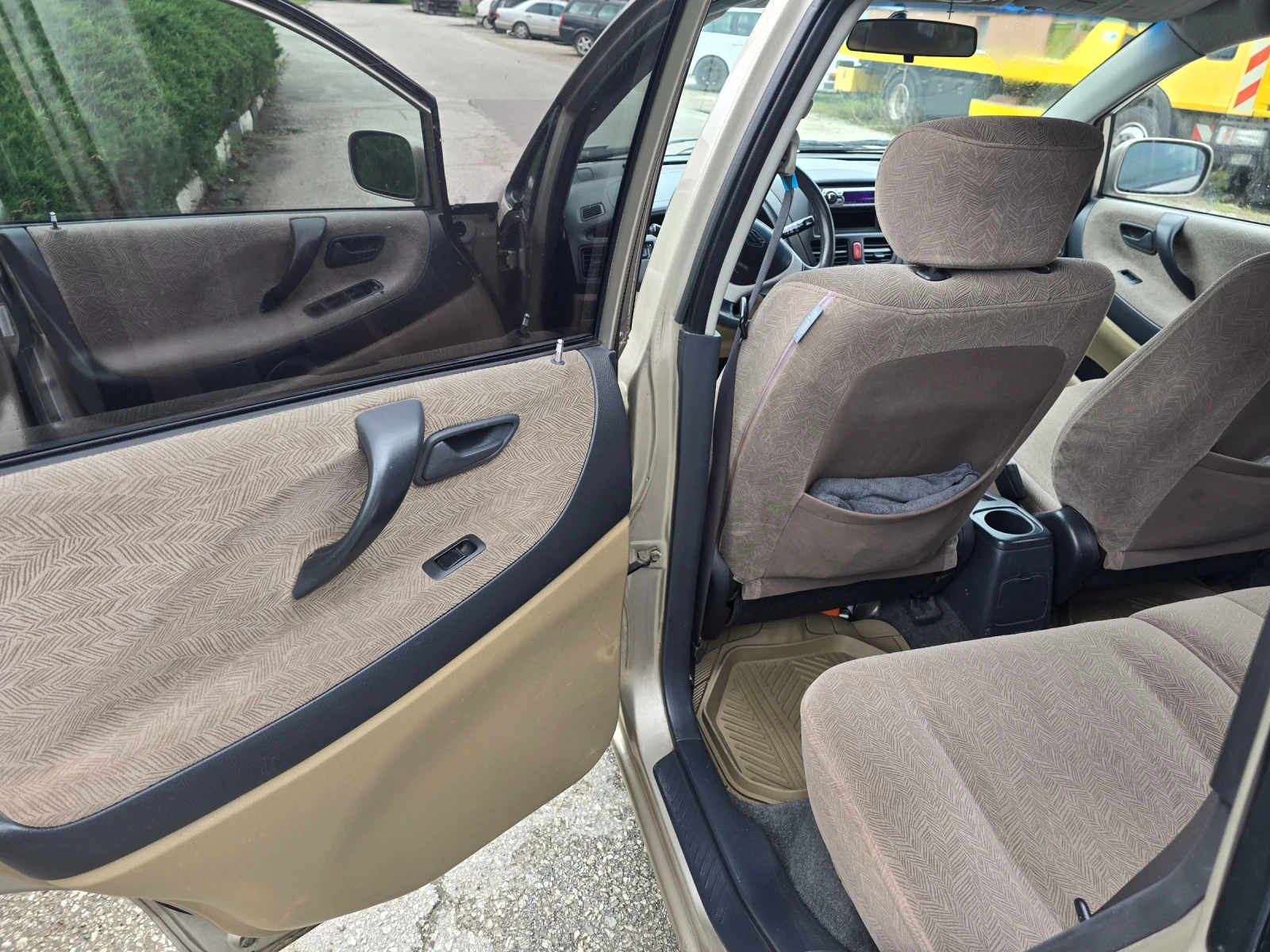 Suzuki Liana, снимка 13 - Автомобили и джипове - 54651201