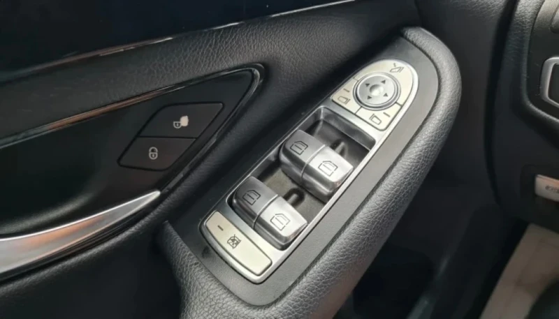 Mercedes-Benz GLC 220, снимка 12 - Автомобили и джипове - 52787526