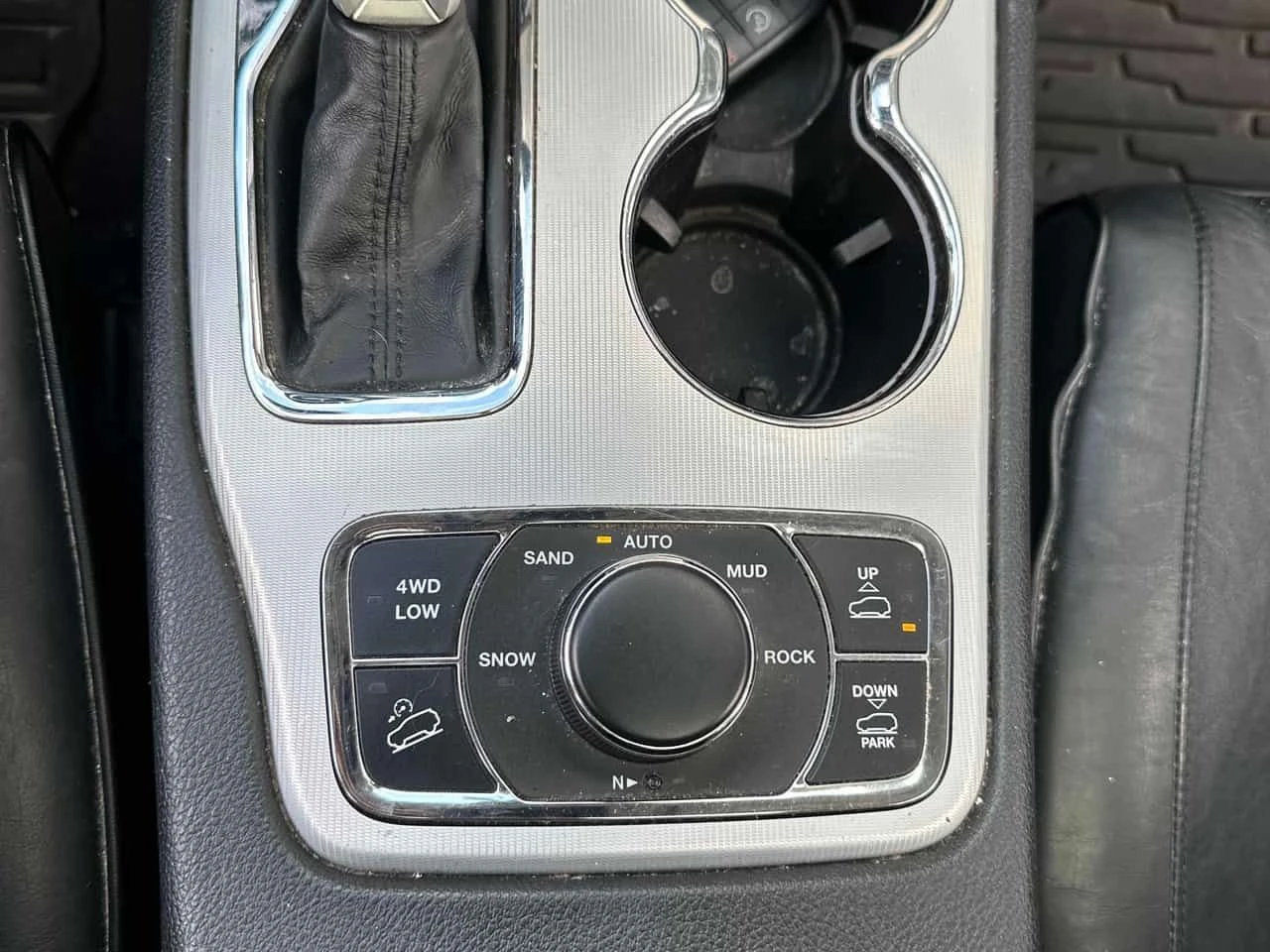 Jeep Grand cherokee * Summit * ДИСТРОНИК * ВЪЗДУХ * H/K, снимка 17 - Автомобили и джипове - 55424369