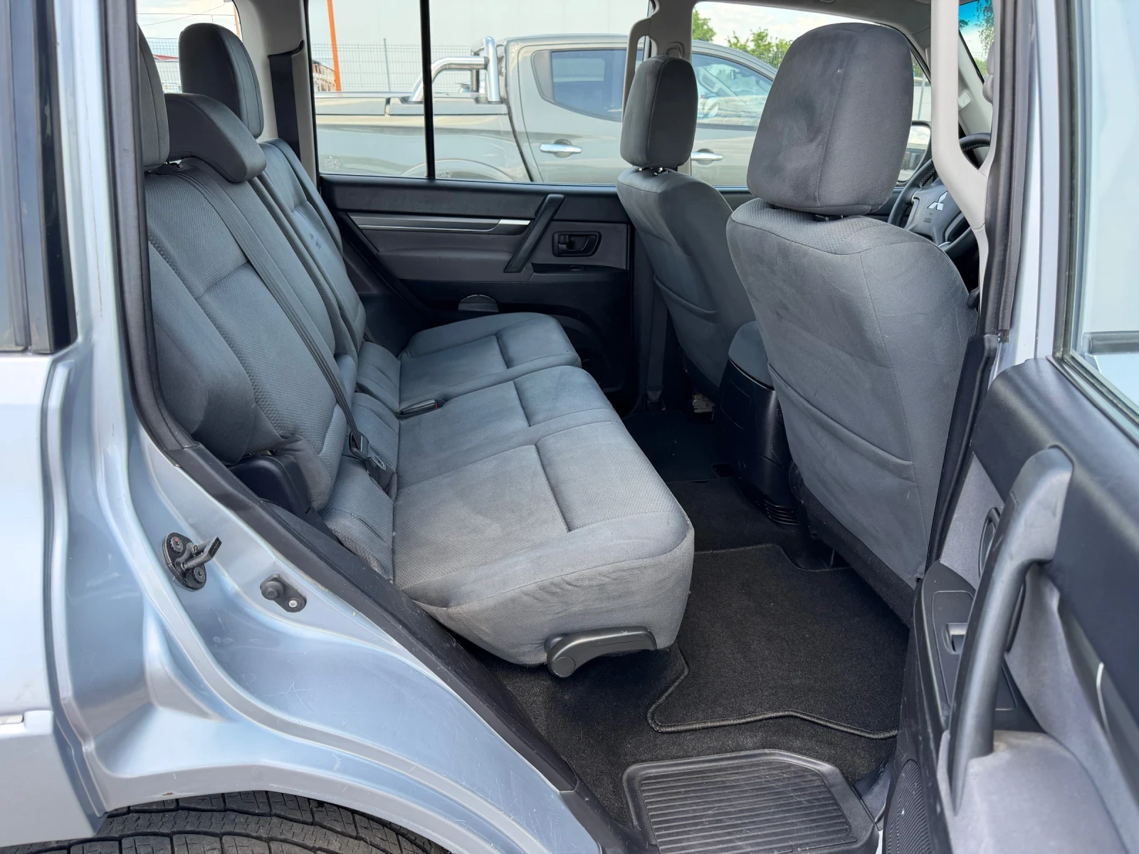 Mitsubishi Pajero 3.2 DI-D, снимка 12 - Автомобили и джипове - 56209555