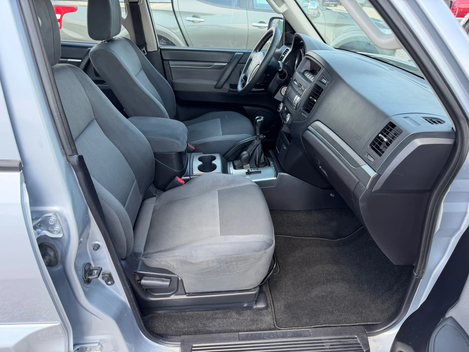 Mitsubishi Pajero 3.2 DI-D, снимка 11 - Автомобили и джипове - 56209555