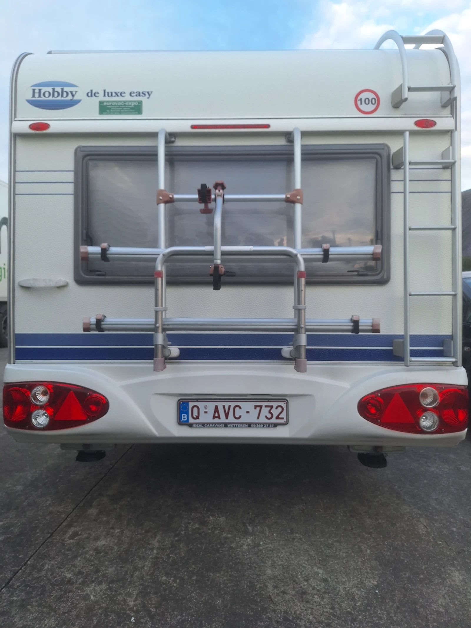 Каравана Hobby De luxe easy 450, снимка 15 - Каравани и кемпери - 54216345