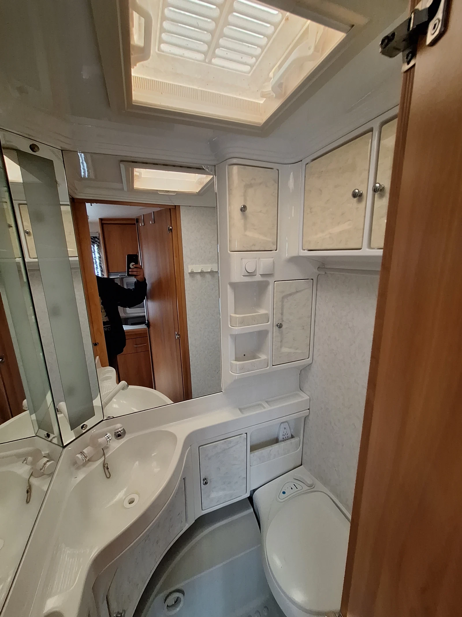 Каравана Hobby Delyx  450, снимка 11 - Каравани и кемпери - 54216345