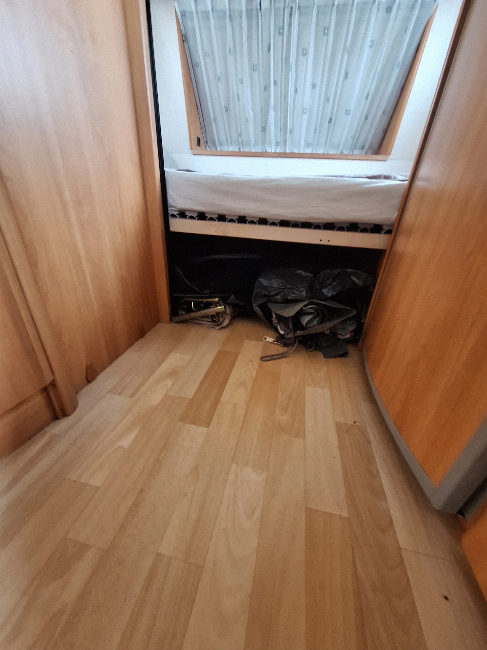 Каравана Hobby Delyx  450, снимка 3 - Каравани и кемпери - 54216345