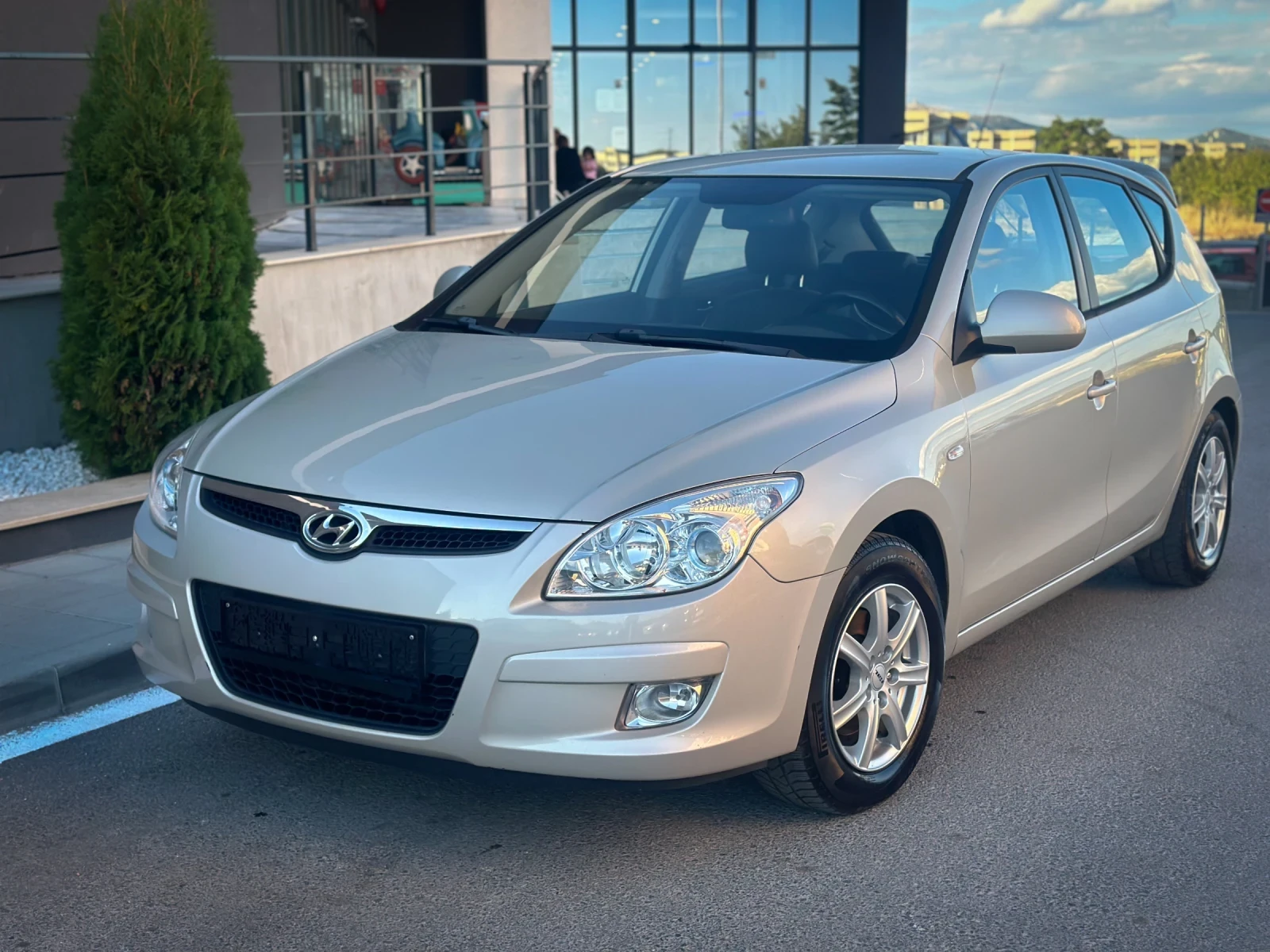 Hyundai I30 1.6i КОЖА* ПОДГРЕВ* ПАРКТРОНИК - изображение 9