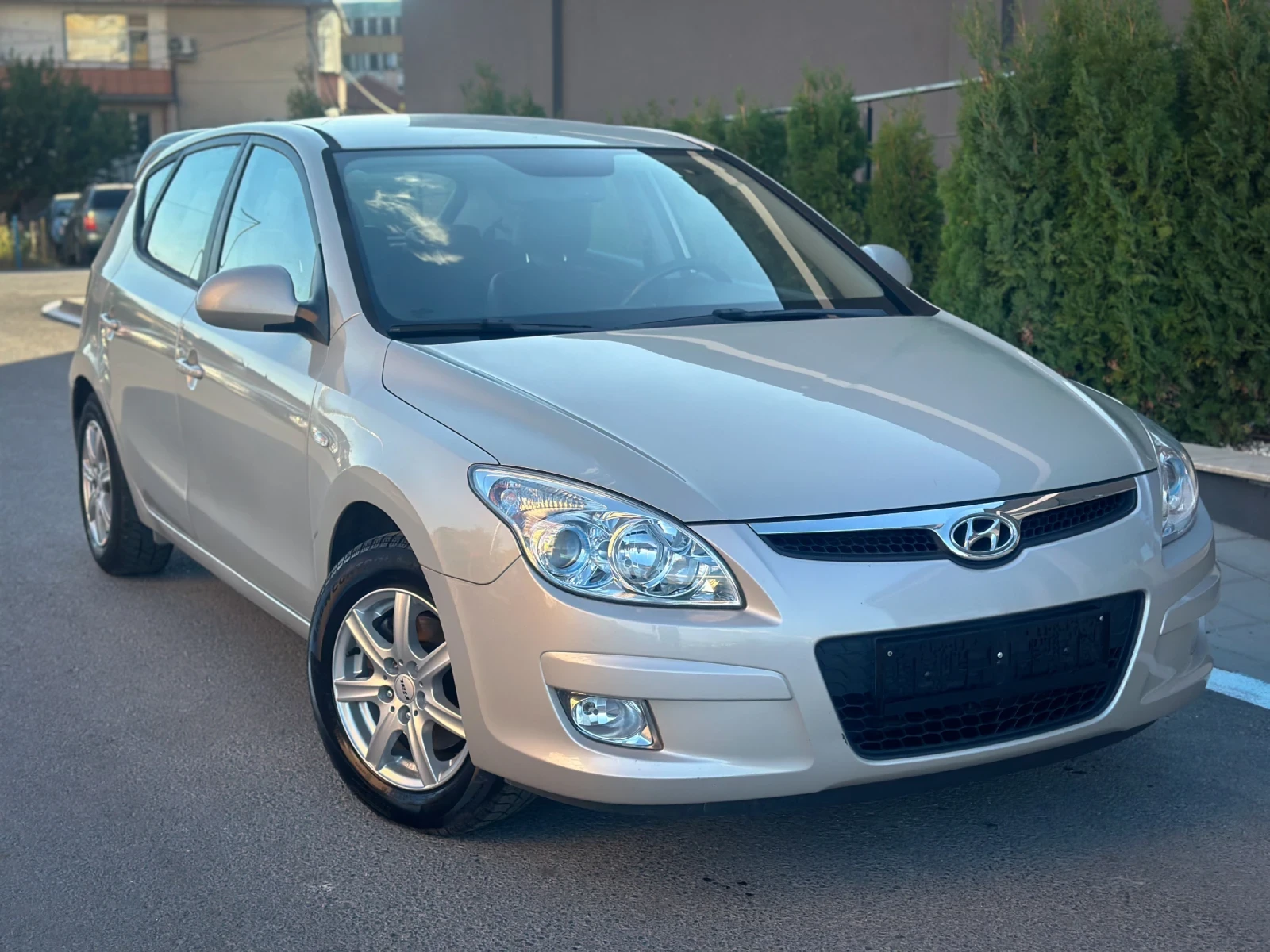 Hyundai I30 1.6i КОЖА* ПОДГРЕВ* ПАРКТРОНИК - изображение 2