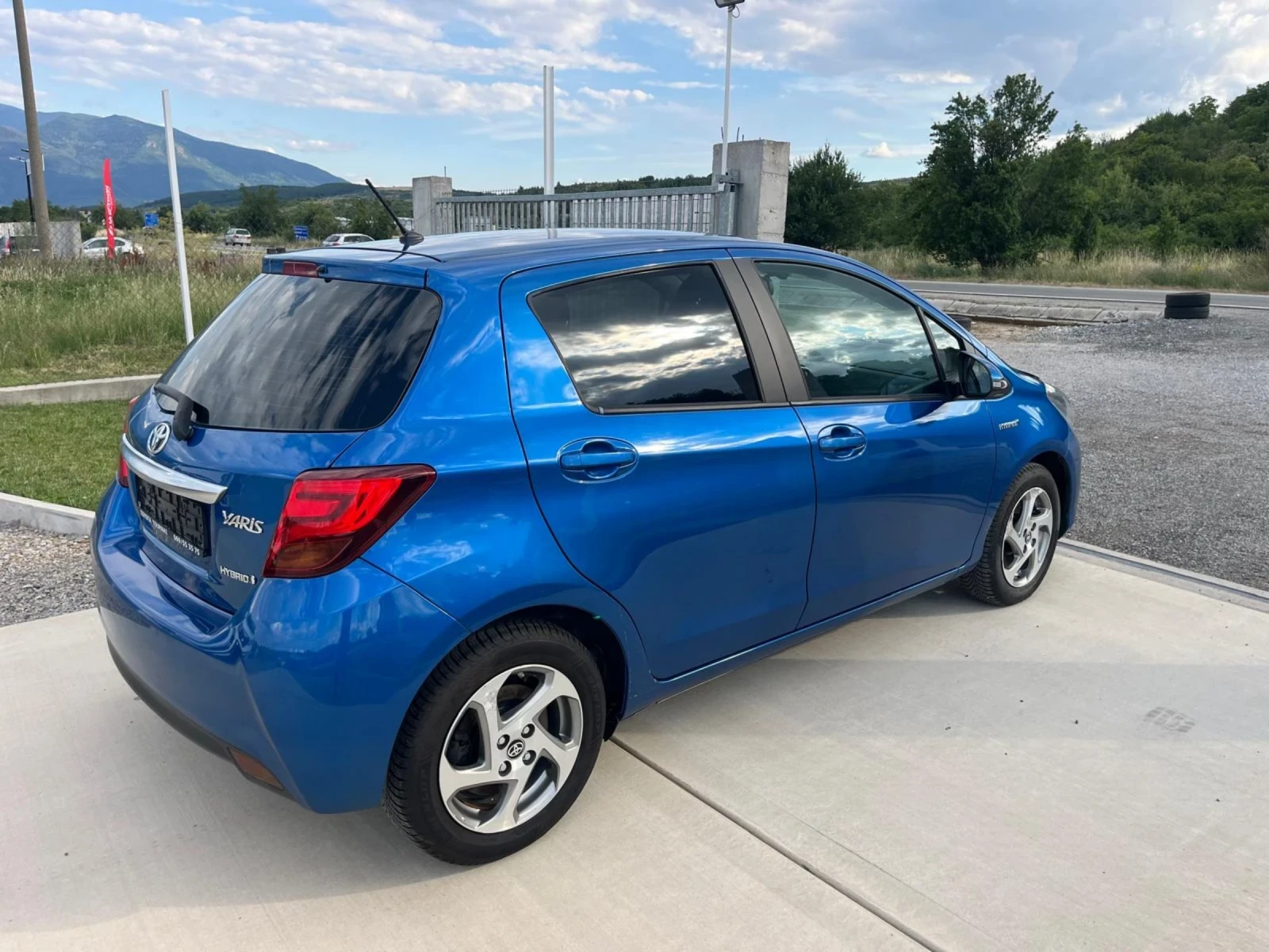 Toyota Yaris 1.5 Hybrid , снимка 8 - Автомобили и джипове - 55183829