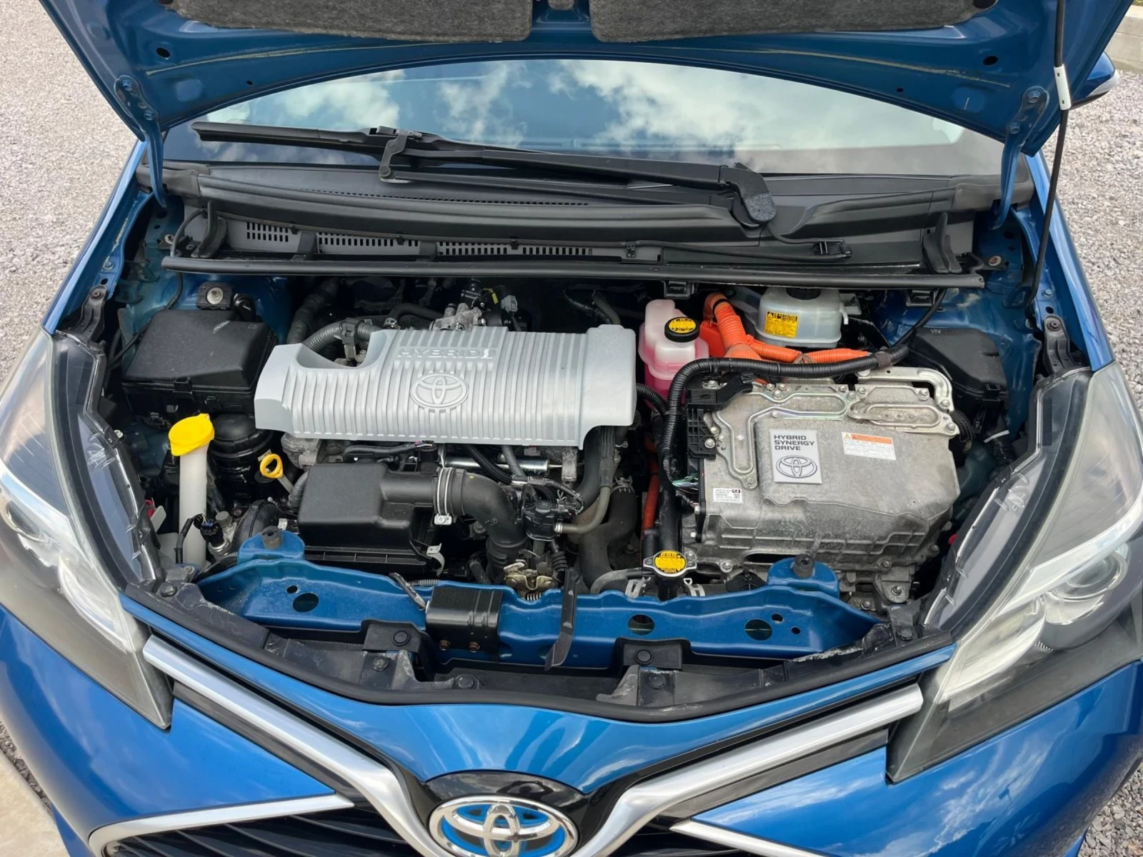 Toyota Yaris 1.5 Hybrid , снимка 11 - Автомобили и джипове - 55183829