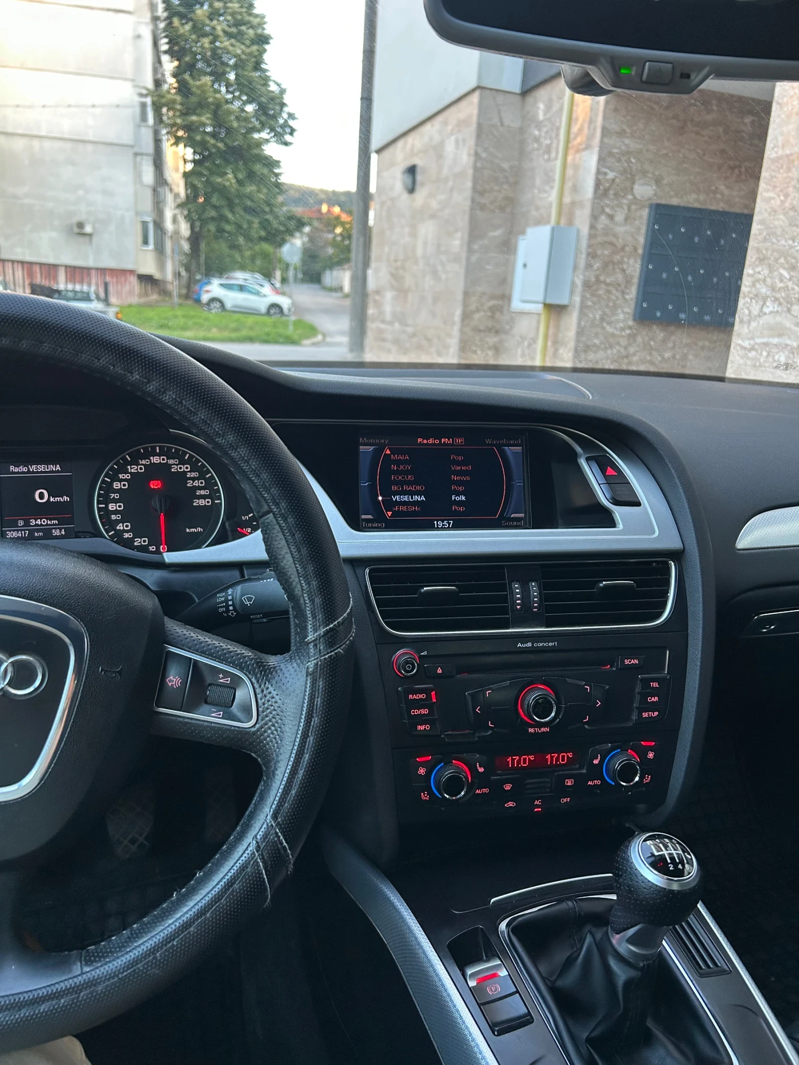 Audi A4 2.0TDI, снимка 13 - Автомобили и джипове - 55426194