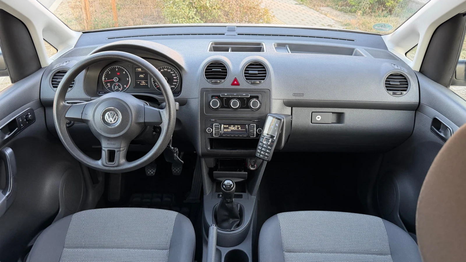 VW Caddy 1.6ТDI. Сервизна История, снимка 12 - Автомобили и джипове - 56010845