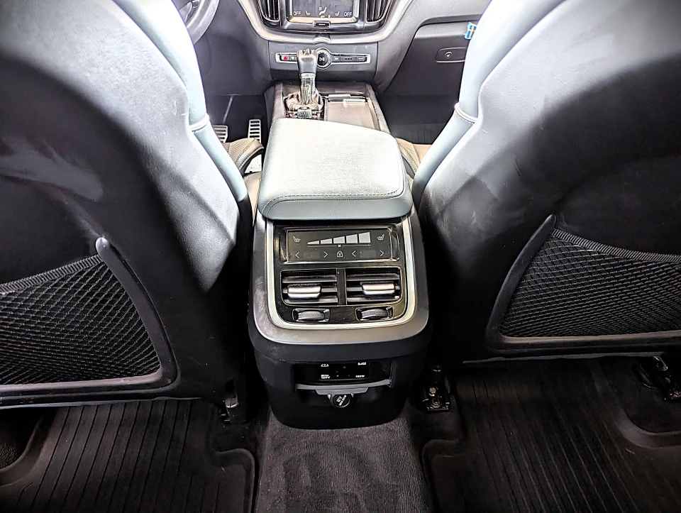Volvo XC60 T6* R* DESIGN* ПОДГРЕВ* 360КАМЕРА* LANE* ASSIST* , снимка 17 - Автомобили и джипове - 54837863