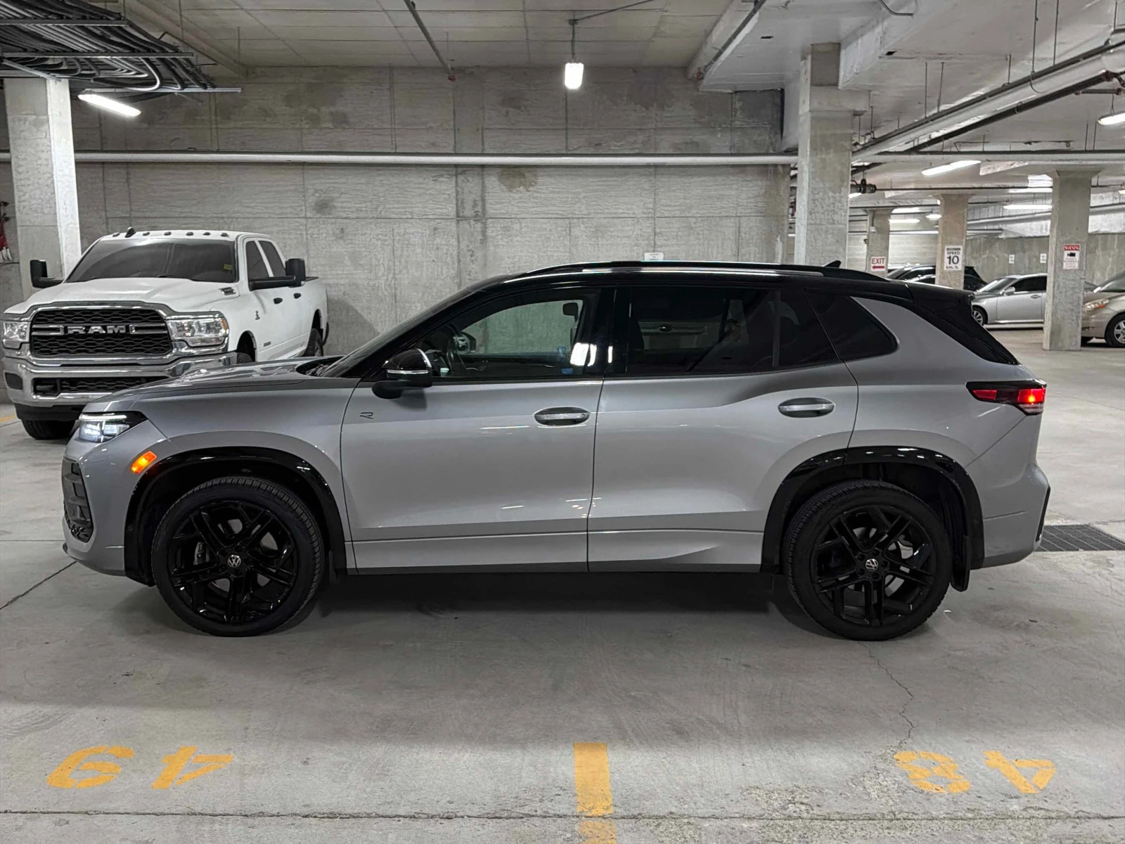 VW Tiguan R Line Black Edition / CARFAX / АВТОКРЕДИТ , снимка 2 - Автомобили и джипове - 56116665