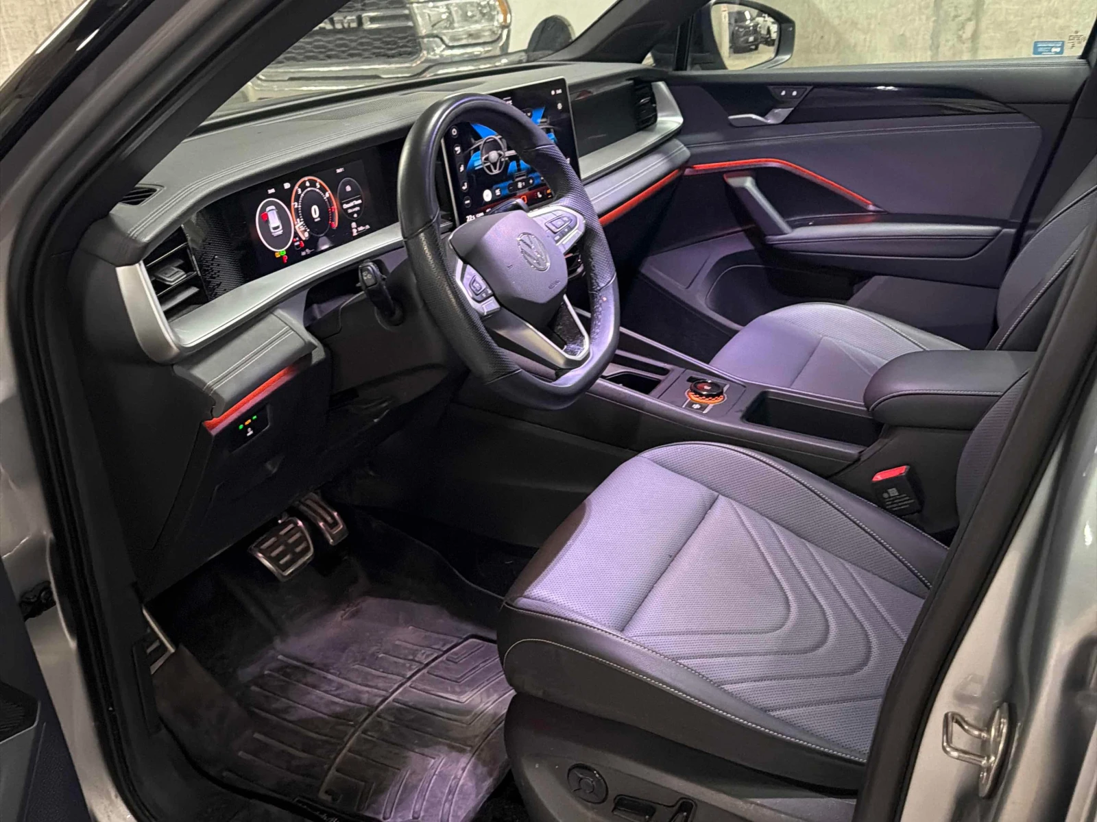 VW Tiguan R Line Black Edition / CARFAX / АВТОКРЕДИТ , снимка 5 - Автомобили и джипове - 56116665