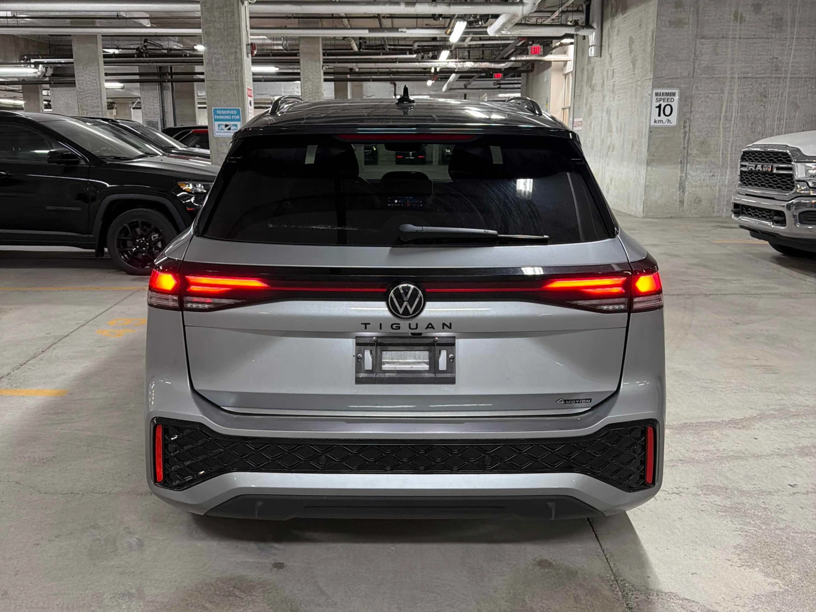 VW Tiguan R Line Black Edition / CARFAX / АВТОКРЕДИТ , снимка 4 - Автомобили и джипове - 56116665