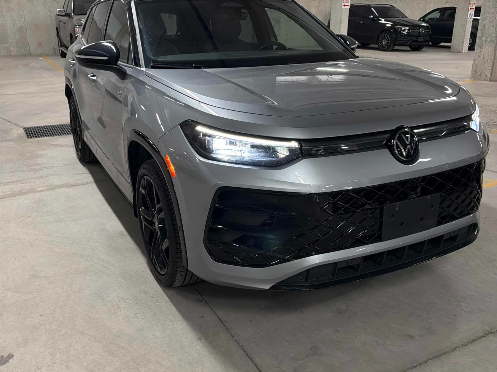 VW Tiguan R Line Black Edition / CARFAX / АВТОКРЕДИТ , снимка 14 - Автомобили и джипове - 56116665