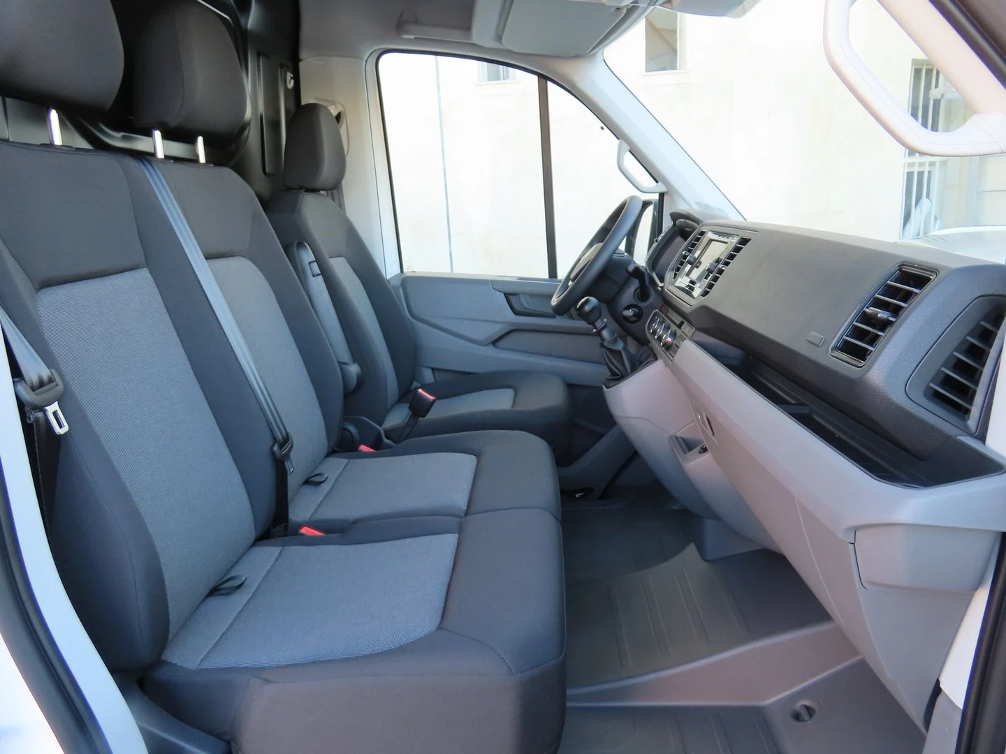 VW Crafter 35 Kasten M 11.3 m3 TDI предно - изображение 8