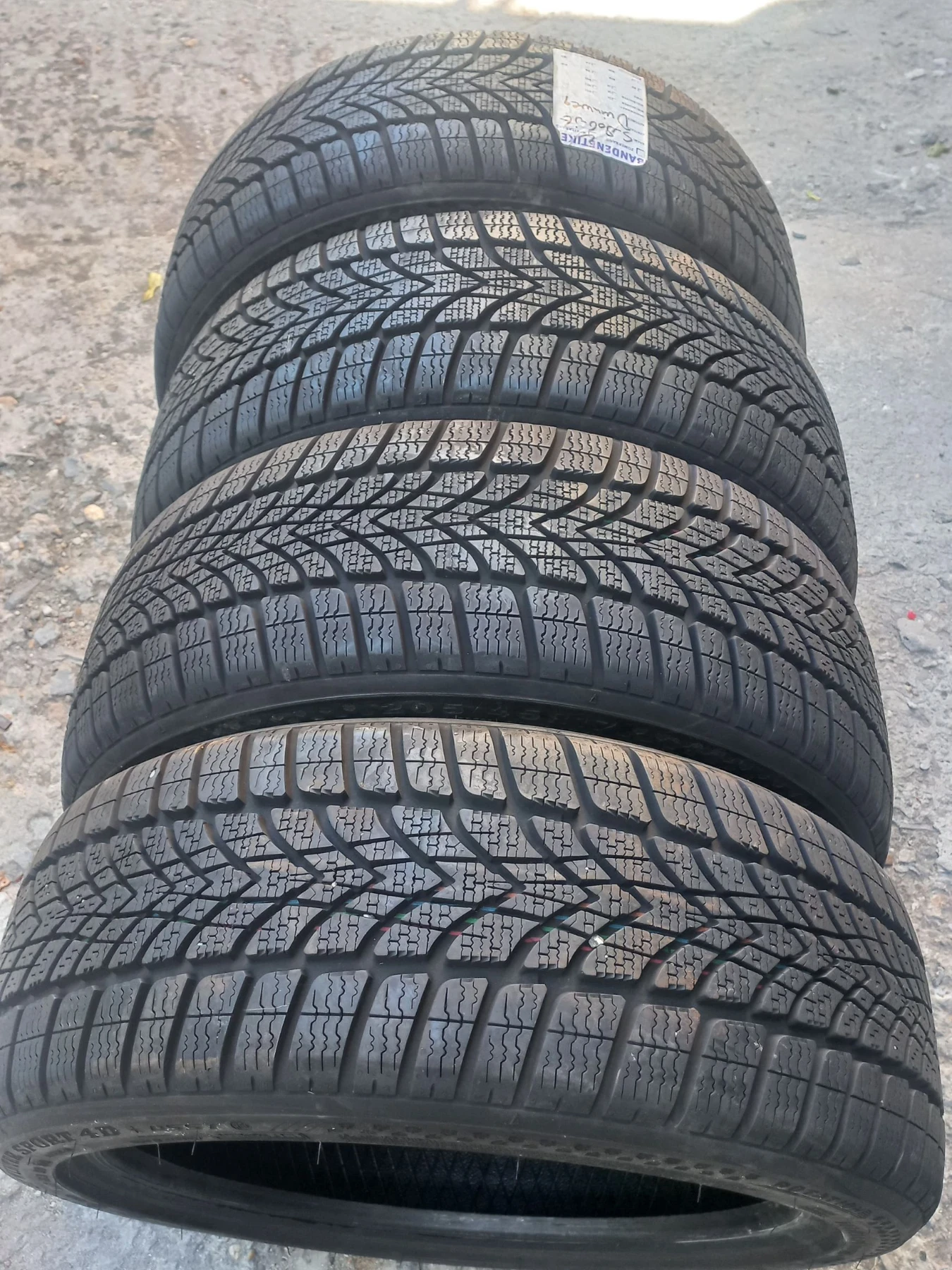 Гуми Зимни 205/45R17, снимка 4 - Гуми и джанти - 56271778