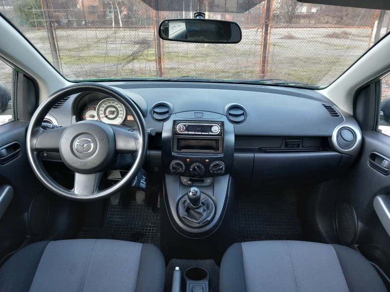 Mazda 2 1.4i климатик, снимка 17 - Автомобили и джипове - 48633322